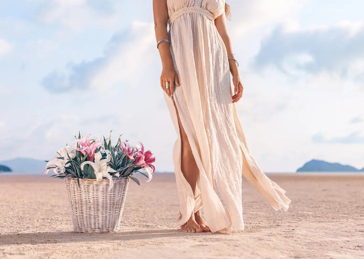 Lærredsprint - Beach Woman with Flowers