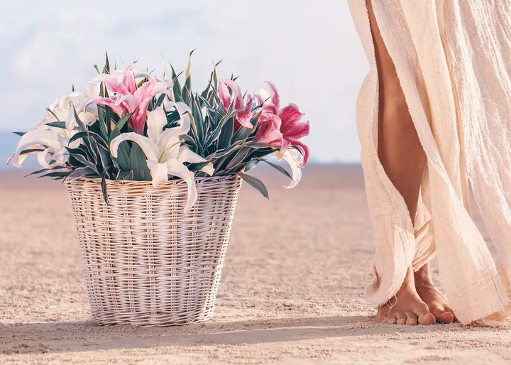Lærredsprint - Beach Woman with Flowers